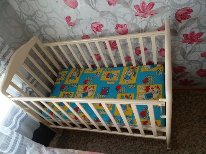 Продам детскую кроватку маятник