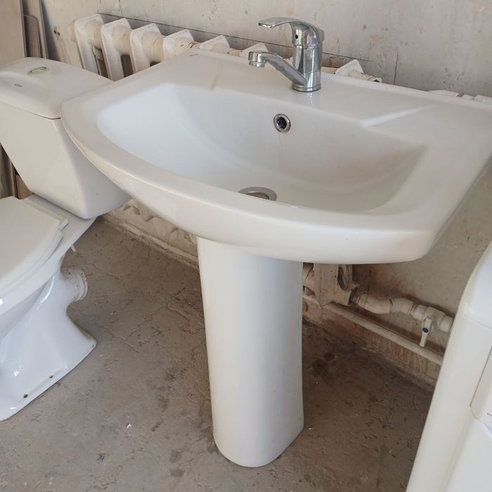 Унитаз,раковина.