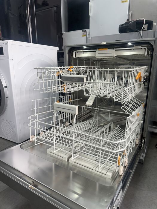 Съдомиялна MIELE 60/см с три кошници