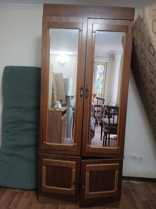 Продам шкаф с зеркалом