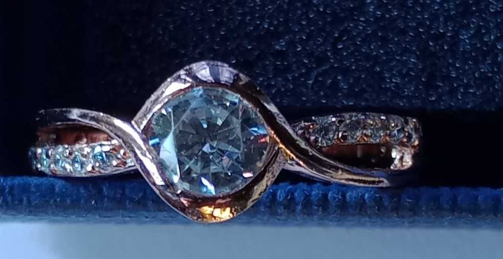 Елегантен дамски пръстен с цирконий – много запазен