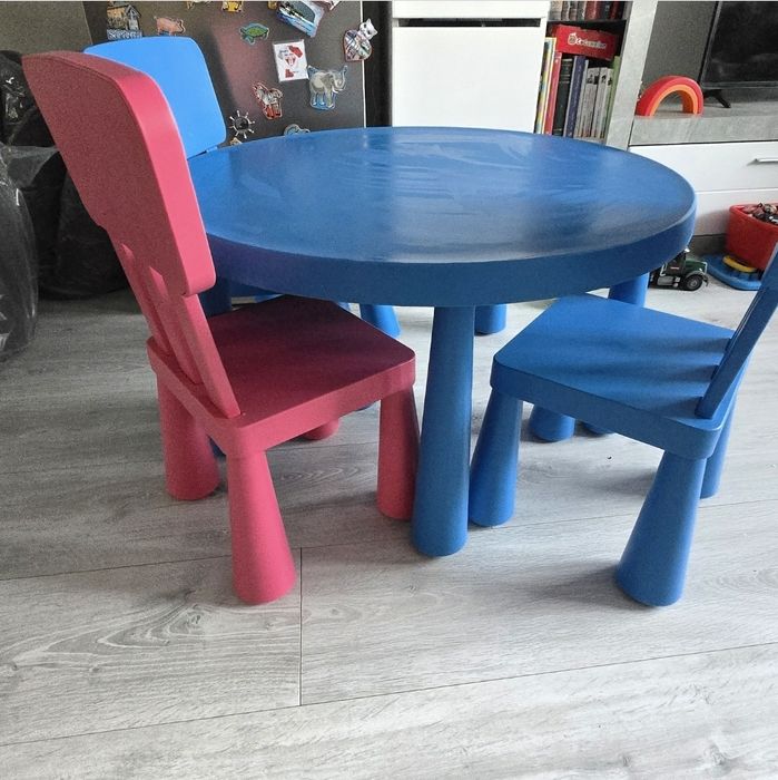 Masă pentru copii ,Ikea model Mammut cu trei scaune