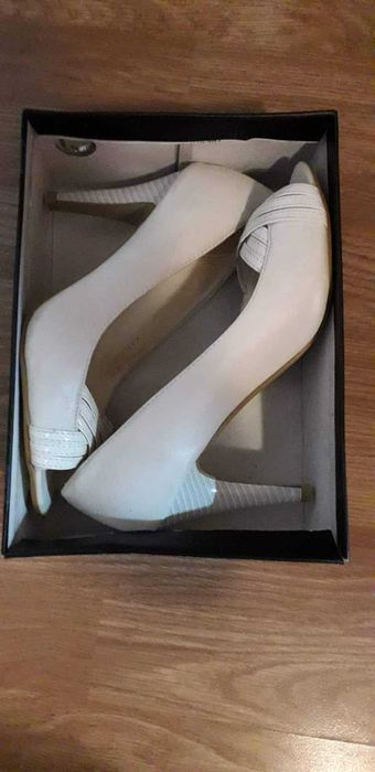 Булчинска рокля и обувки,+ аксесоарите подарък