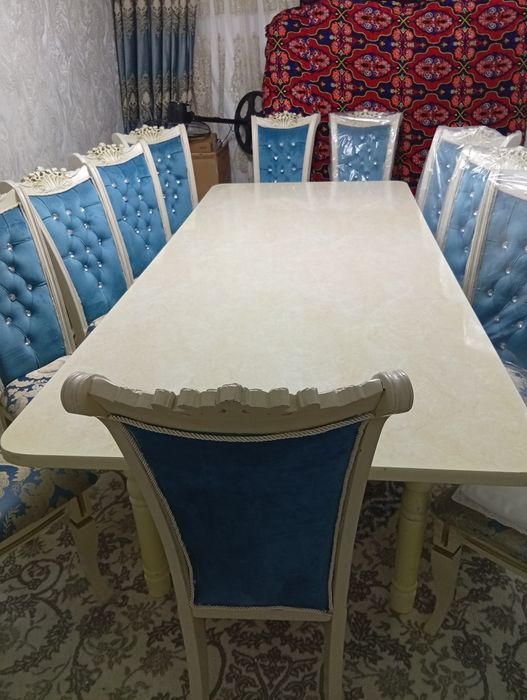 Mehmonxona uchun stol sutul