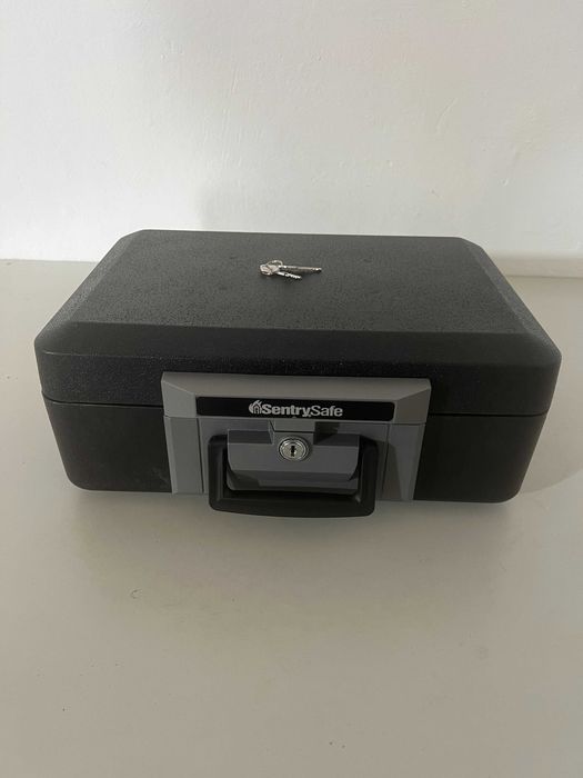Casetă antifoc SentrySafe 1160 cu închidere pe cheie