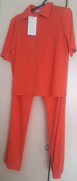 Повседневные брюки с футболкой