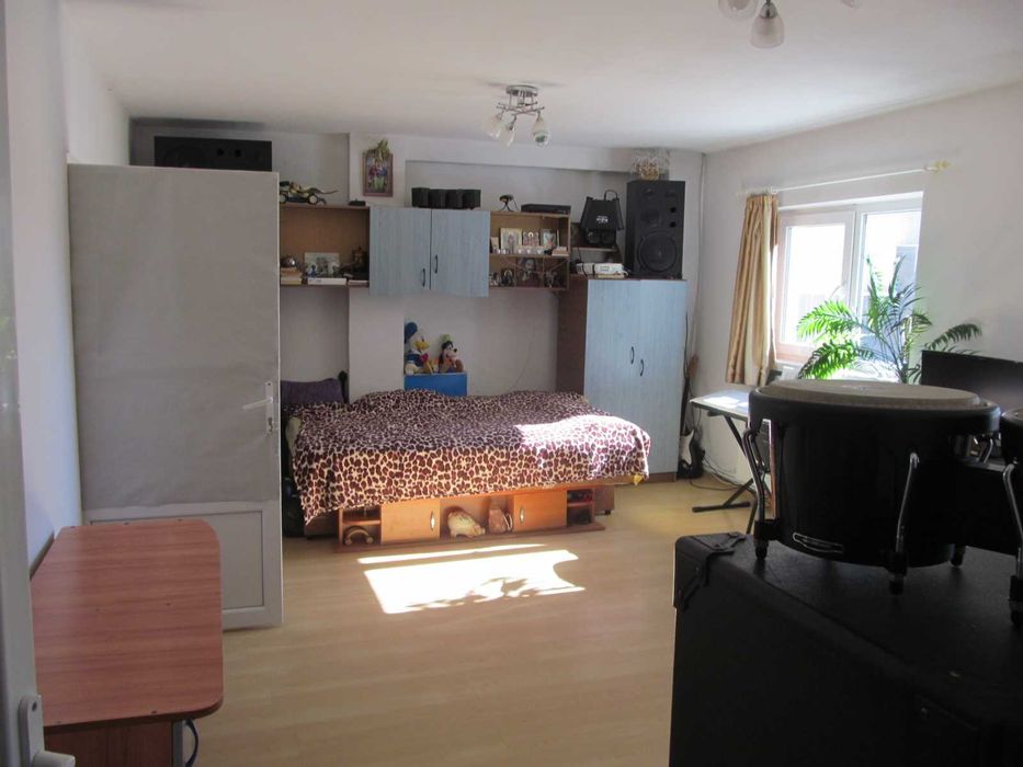 vand apartament central langa parc in pucioasa, 100 km de bucuresti