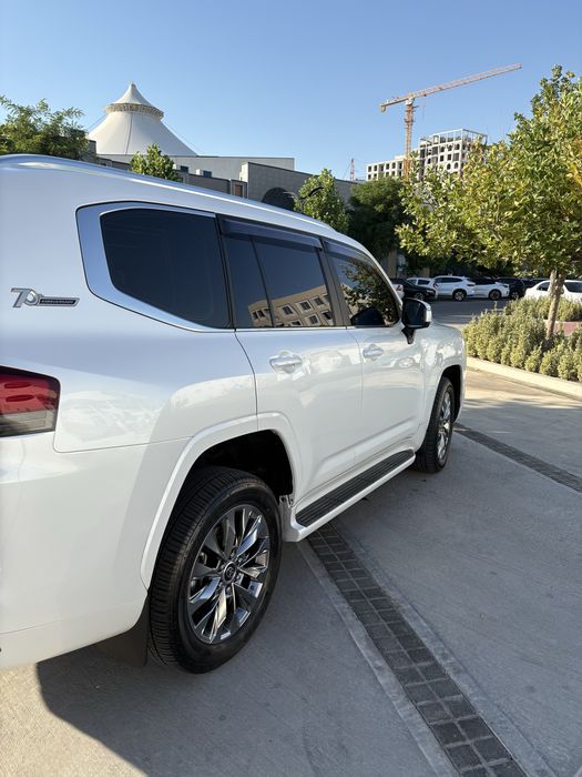 Toyota Land Cruiser 300