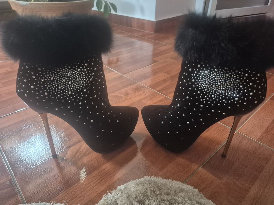 Ghete elegante de catifea cu ștrasuri