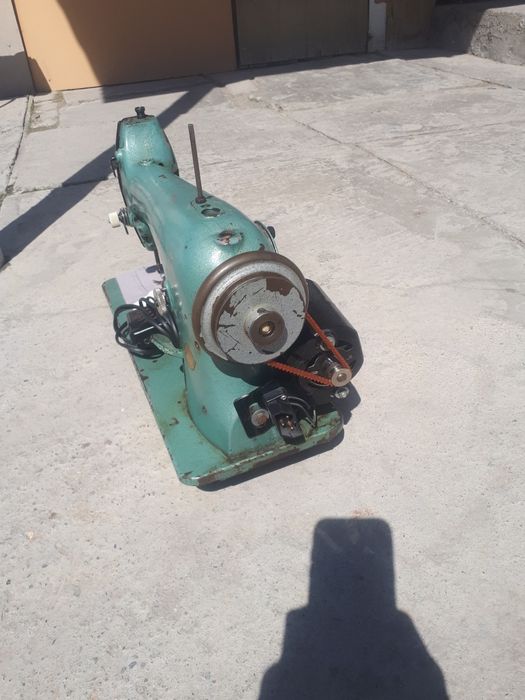 Швейная машина старой модели