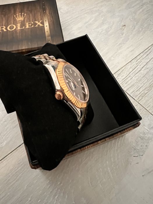 Ceas rolex  de vanzare !Ceasul vine cu carcasa!