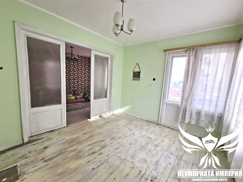 Продавам тристаен 128кв. 1ет. с гараж в гр.Асеновград, широк център