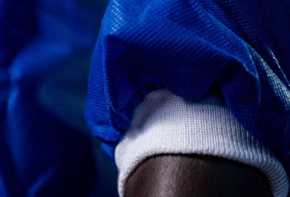 Хирургически халат за еднократна употреба с маншет - Момина Крепост АД