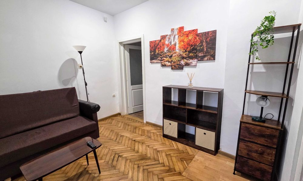 Inchiriez ap 2 camere in zona semi-centrala, la casa