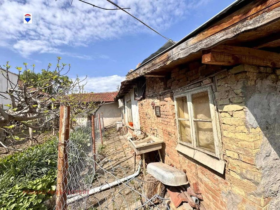 Градска къща за продажба кв. Родина 4