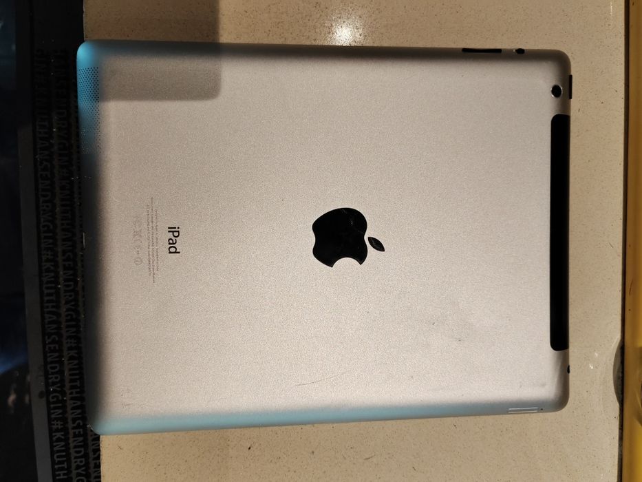 Продавам iPad Air 9.7" Wi-Fi + Cellular
