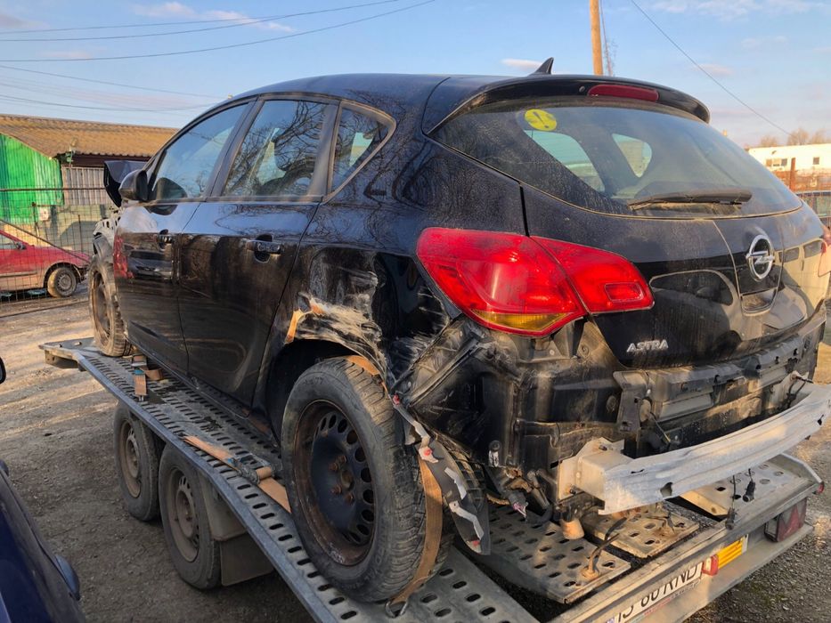 Dezmembrari Opel Astra J hatch 1.6i A16XER 115cp