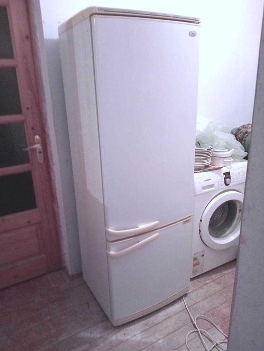 Продам холодильник Атлант  очень хорошо  морозит и охлаждает