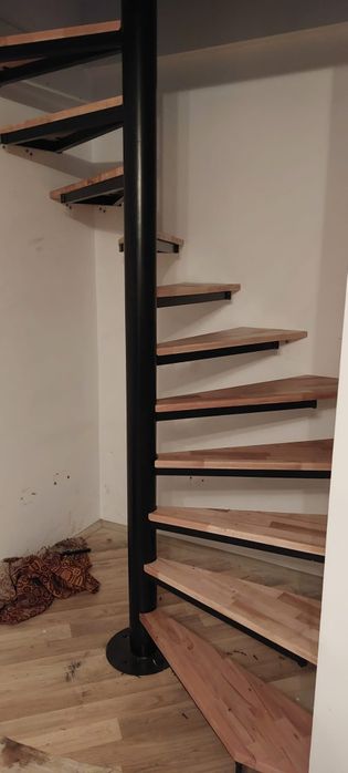 Scari metalice spirala sau pe un vang