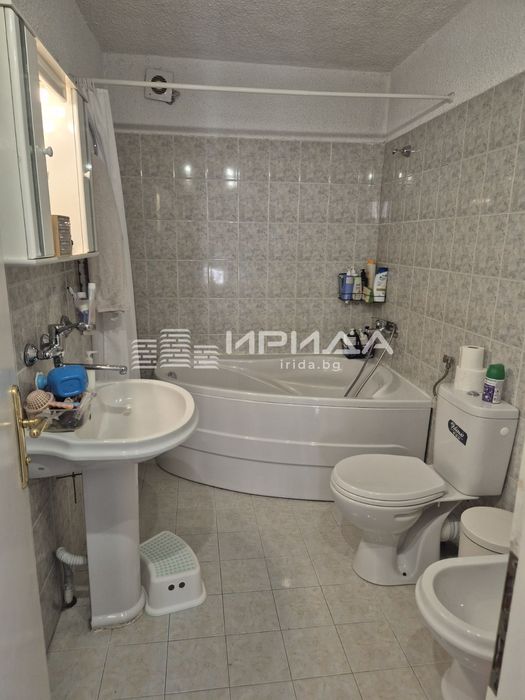 Просторен тристаен апартамент в идеален център