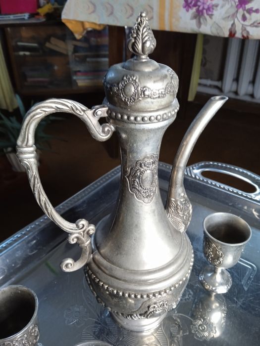 Кувшин с тремя рюмками