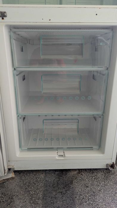 Продавам хладилник с фризер Електролукс