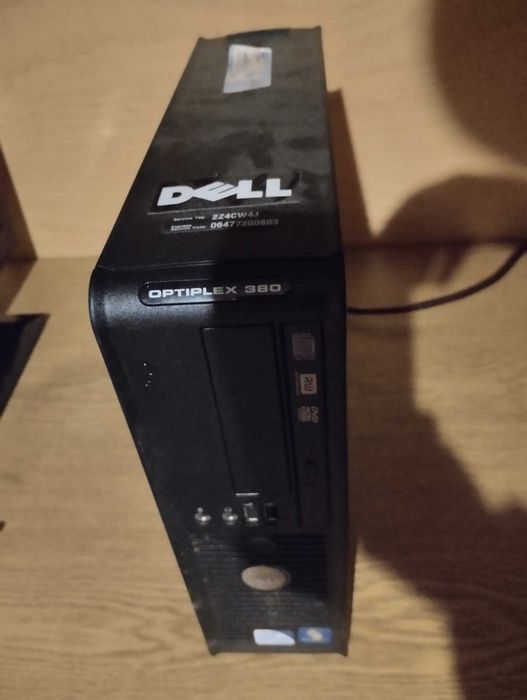 Продавам компютър Dell с монитор 20 инча Dell