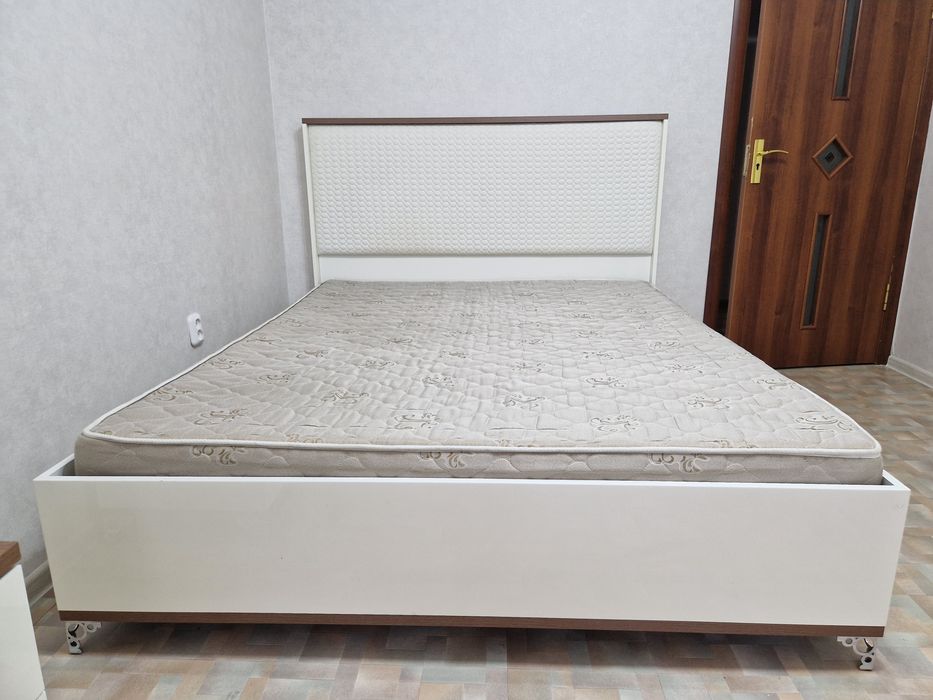 Двуспальная кровать