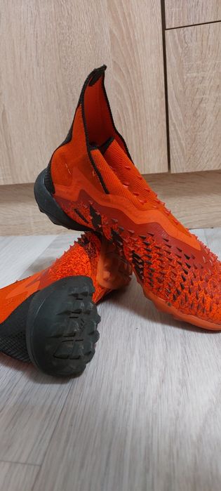 Продам детскую футбольную обувь