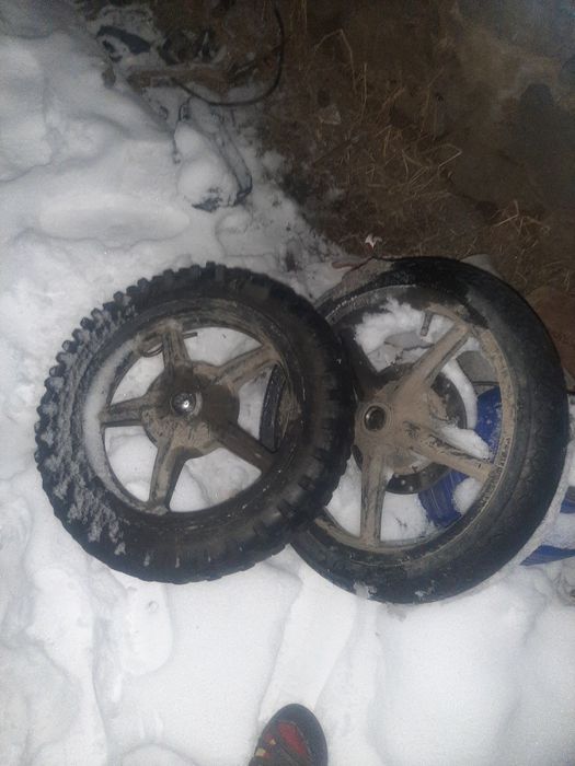 Vând două roți cu tot cu jante de  scuter piaggio liberty,typhoon, zip