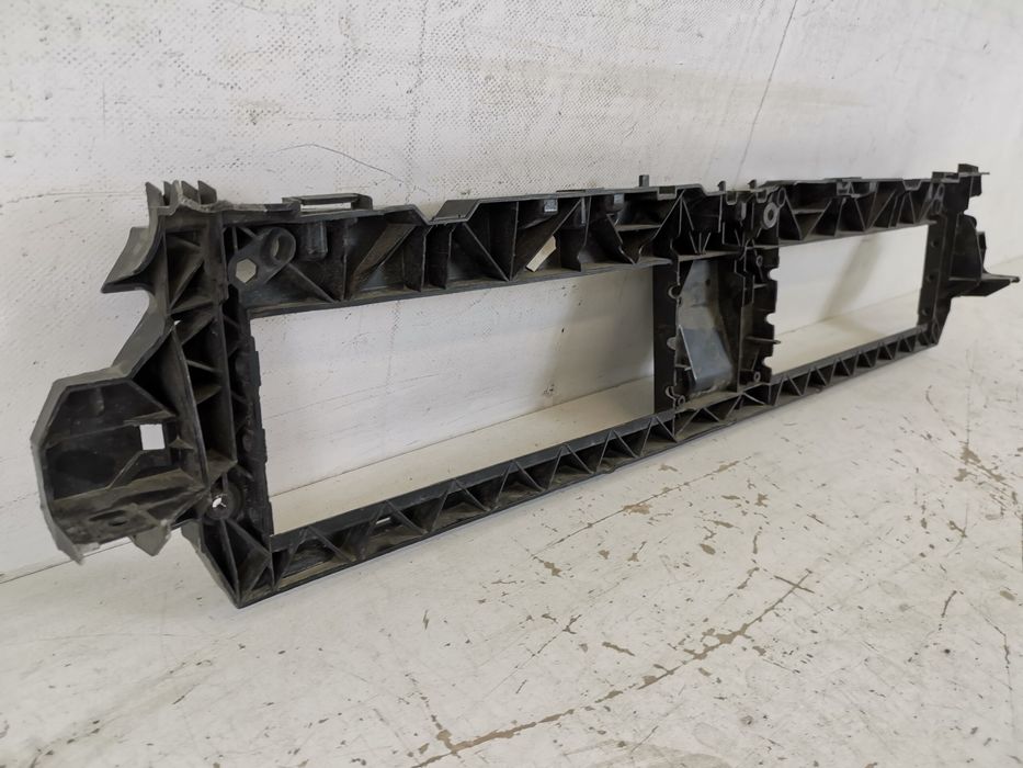 Ауди А4 Б9 / Audi A4 B9 Оригинален държач за решетка на радиатора в до