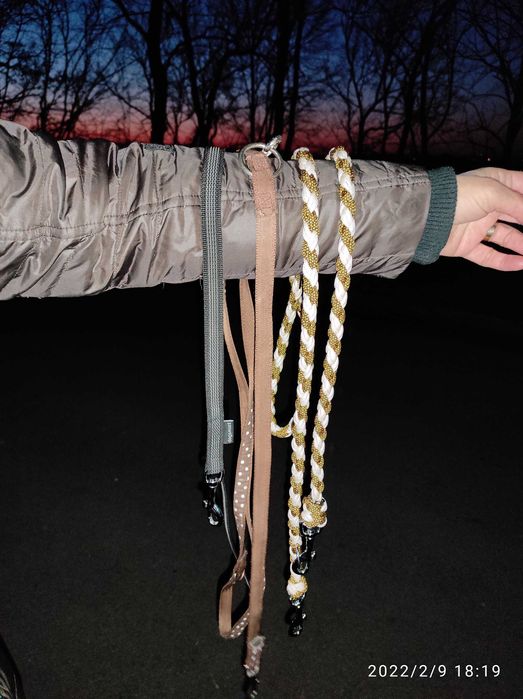 Продавам каишки,нашийници, поводи, четки, купички за храна.