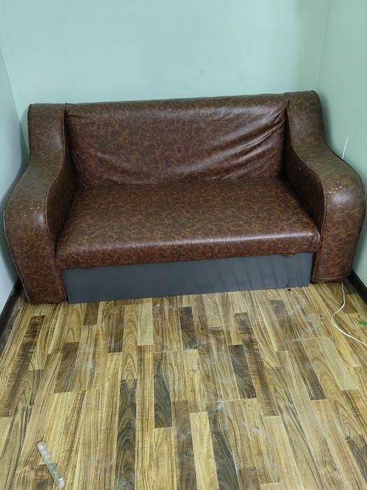 Зур холатдаги диван сотилади.