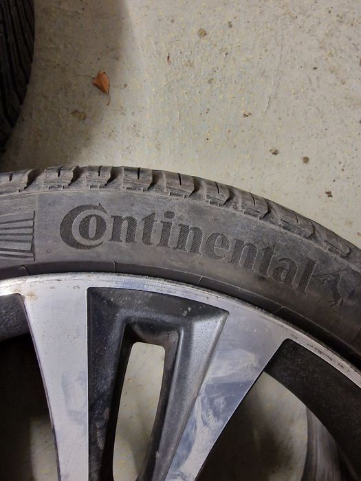 Roți BMW cu anvelope Continental. 18 Inch
