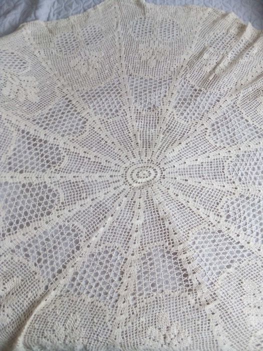 Плетена покривка на една кука за кръгла маса