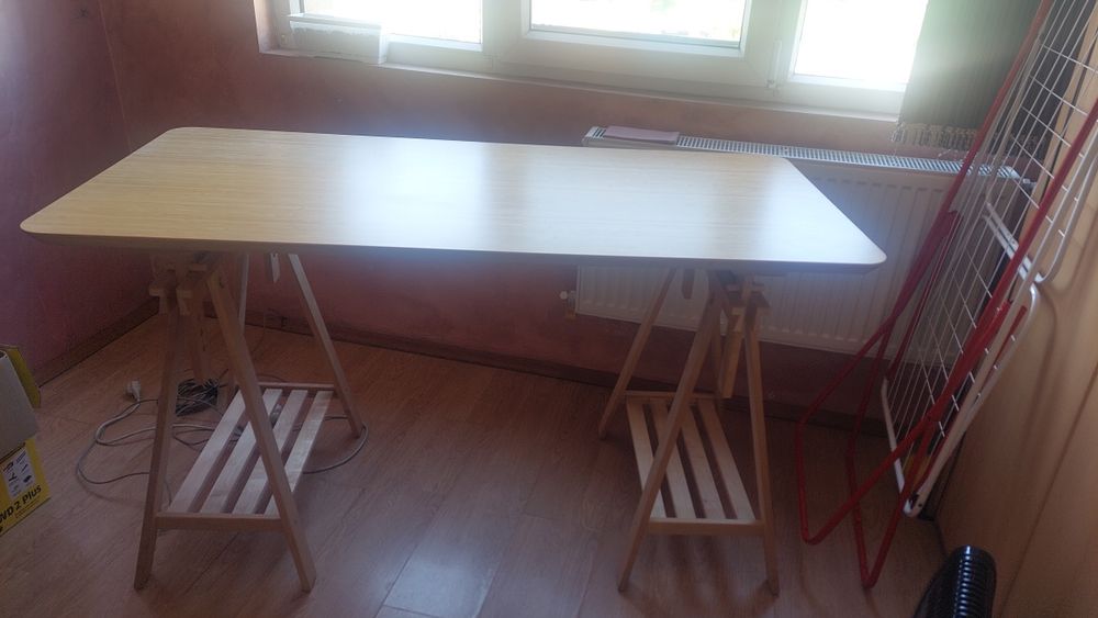 Голямо дървено бюро.