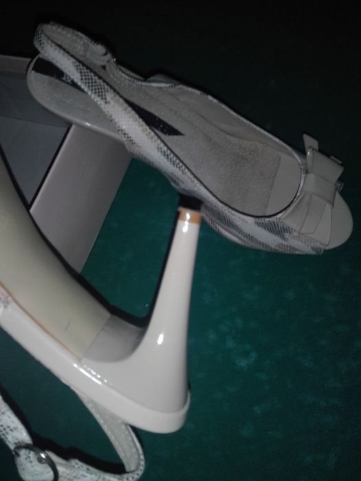 Кожаные босоножки женские