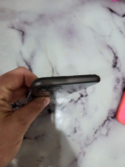 Продам айфон 11 64 гигов