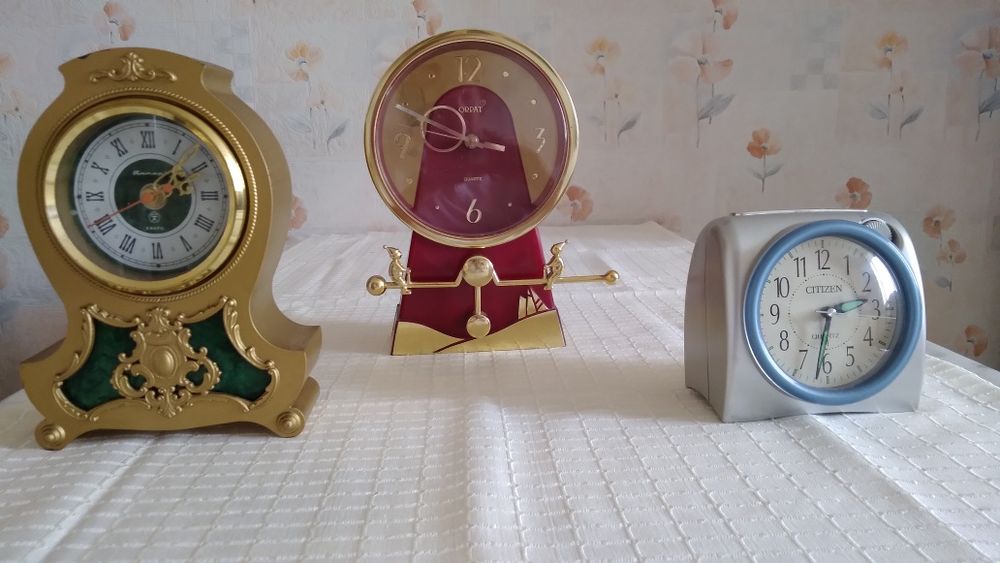 Раритетные часы настольные и наручные.