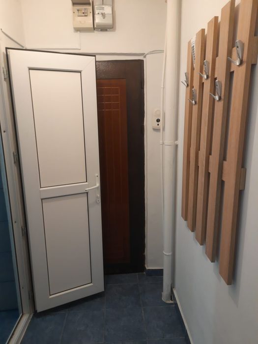 Închiriez apartament, garsoniera.