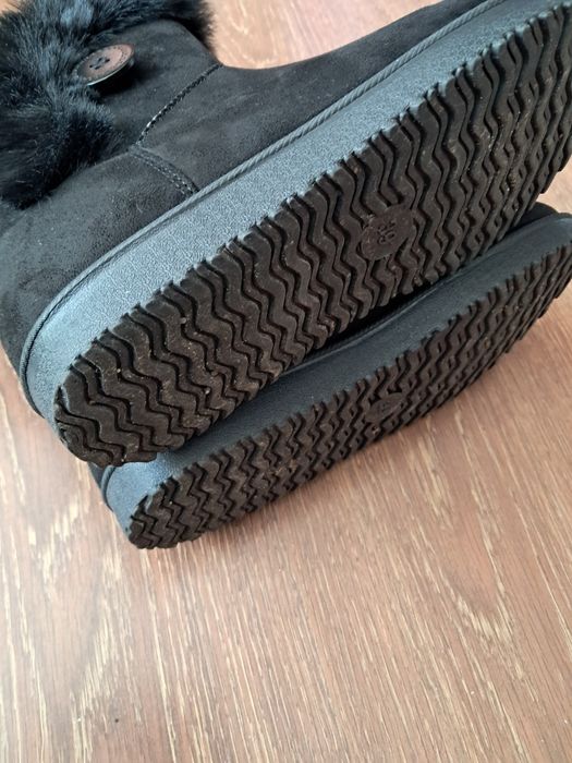 Vând Botine noi .
