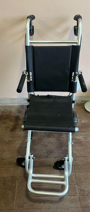 scaun cu rotile comod pentru persoane cu dizabilitati