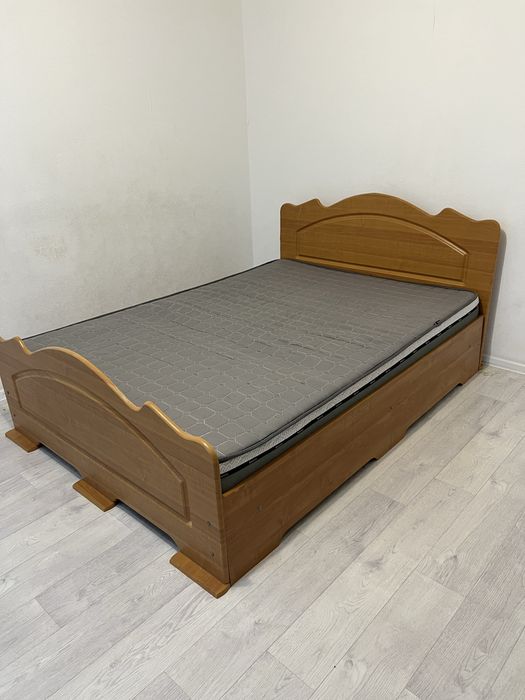 Продам кровать с матрасом