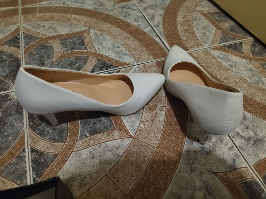 Продавам чисто. нови бели  обувки