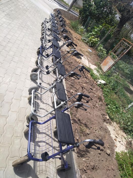 Проходилка ролатор/сгъваема/със седалка.
Здрава без забележки.
Сгъва с