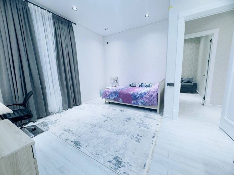 Продаётся 2 этажный дом. 7 комнат. 2.7 сотки земли. 240 м²