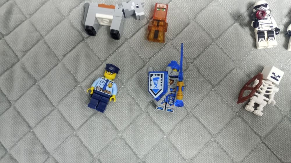 Продам  Лего фигурки 2700