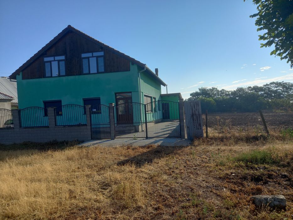 Vând două case alăturate ,una nouă,una mai veche  teren 2200m ,telefon 0727498846, preț 200000euro ,negociabil  în Teremia mică