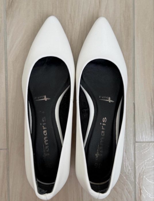 Белые туфли на низком каблуке