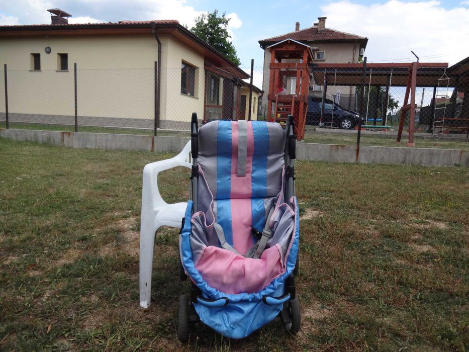 Лятна количка Pink-Blue-G в идеално състояние, лека, удобна, сгъваема